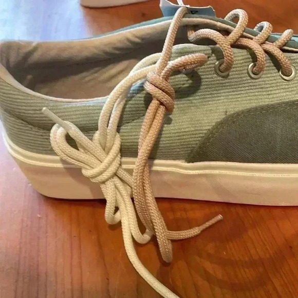 Converse sneakers size 10, light green NWT - Picture 2 of 8